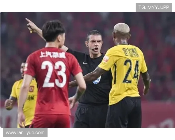 上港与恒大对决裁判表现引发争议球迷热议判罚尺度与公平性